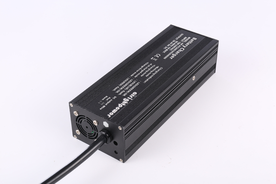 LFP NMC AGM 에아이크 스쿠터 전자의 카트를 위한 240W EV 배터리 충전기